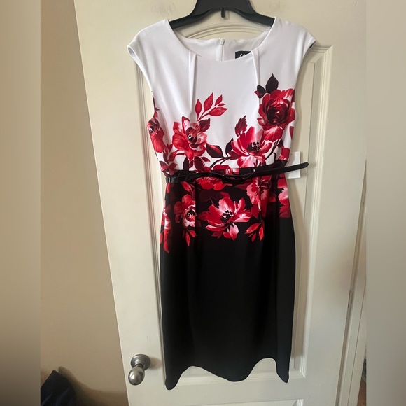 studio connection Dresses & Skirts - Studio Connection Belted White & Black Floral Dress with Red Rose Print Size 8